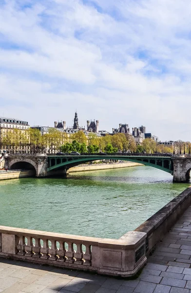 Hermoso paisaje urbano de París, puente Pont Sully a través del río Sena —  Fotos de Stock