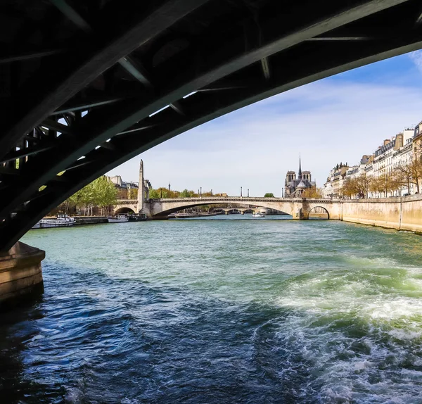 Die Brücke über den Fluss umrahmt die Kathedrale Notre dame. zuvor — Stockfoto