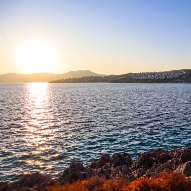 Akdeniz 'de güzel bir gün batımı Adaları ve dağlarıyla