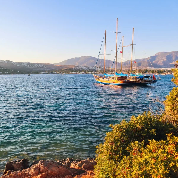 Bela costa mediterrânica com ilhas, montanhas e iates — Fotografia de Stock