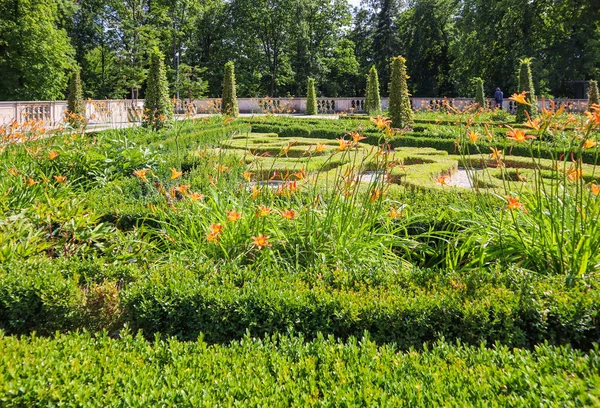 Varsóvia / Polónia - 04 de Agosto de 2019: Jardim no Palácio Real de Wilanow — Fotografia de Stock