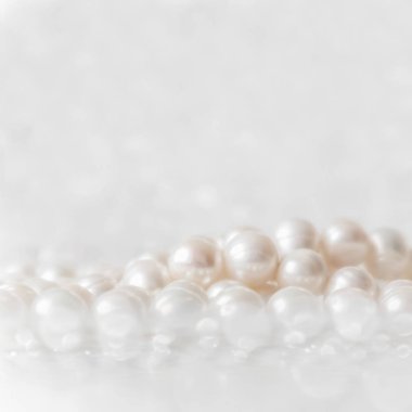 Yumuşak bir arka planda beyaz inci dizisi. 