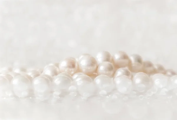 Nature cordon blanc de perles sur un fond étincelant en douceur — Photo