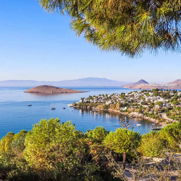 Costa do mar Egeu com água azul maravilhosa, natureza rica, ilhas, mo — Fotografia de Stock