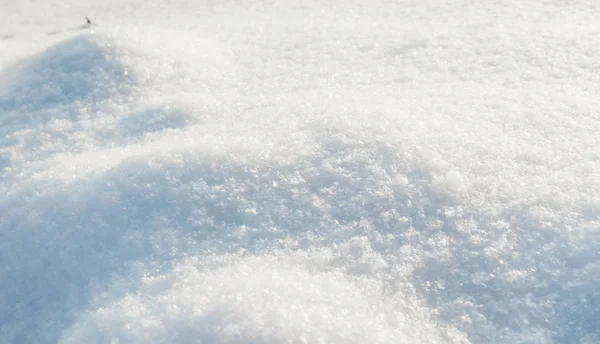 日当たりの良い日に庭の新鮮な雪で覆われた丘の表面 — ストック写真