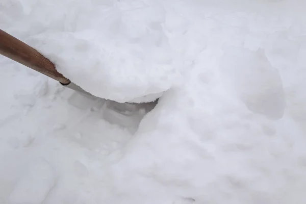 Limpeza de neve com uma pá depois de uma tempestade de neve no inverno — Fotografia de Stock