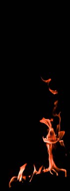 Siyah arka planda ateş alevleri. Ateşin gizemi.