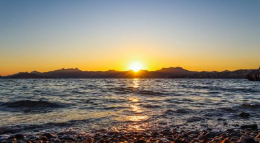 Akdeniz kıyısında güzel bir gün batımı Adaları ve Mou ile