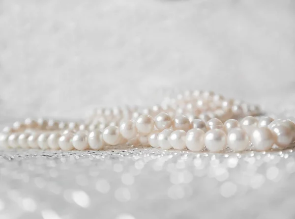 Naturaleza cadena blanca de perlas sobre un fondo brillante en suave — Foto de Stock