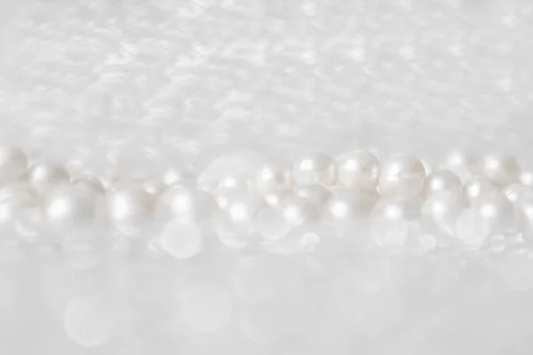 Natur Weiße Perlenkette Auf Glitzerndem Hintergrund Sanftem Fokus Mit Akzenten — Stockfoto