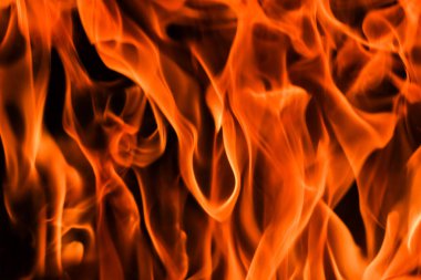 Siyah arka planda ateş alevleri. Ateşin gizemi.