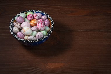 Fincanı ahşap bir arka planda tatlı renkli cereyan ile dolu..