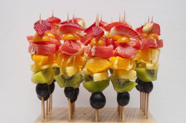 Bir çubuk üzerinde taze meyve