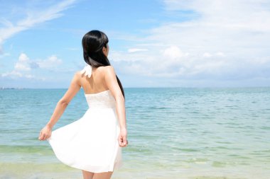 Kumsalda dinlenen kadın..