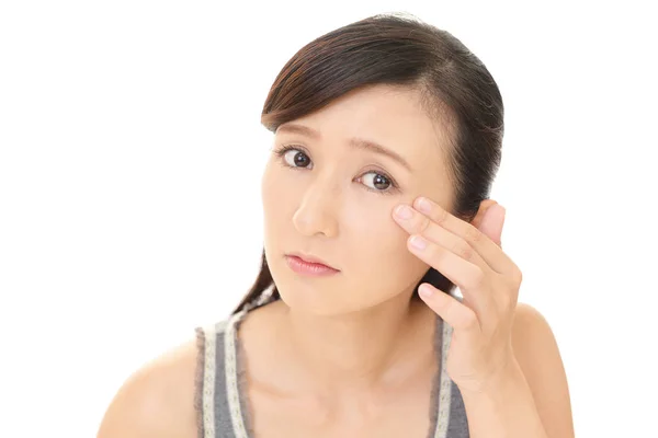 Kadın huzursuz bir göz ile.