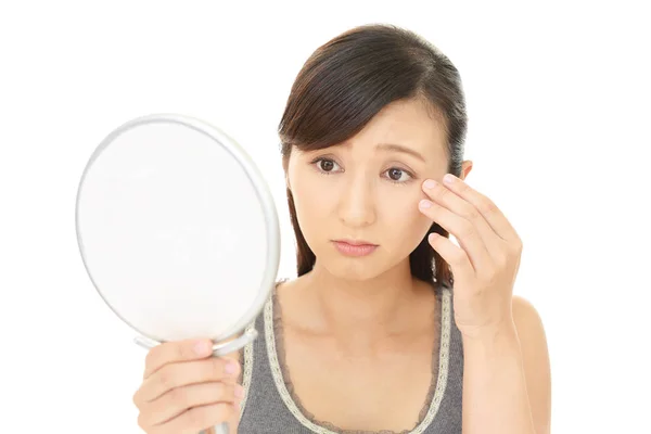 Kadın huzursuz bir göz ile.