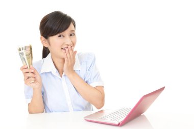 Para ile gülümseyen genç kadın