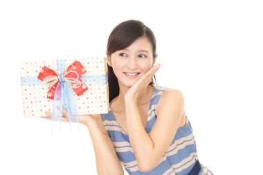 bir hediye ile gülümseyen kadın