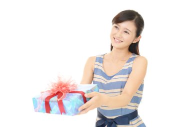 bir hediye ile gülümseyen kadın