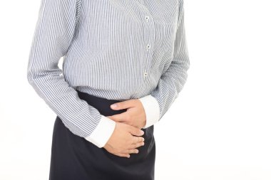 Karın ağrısı olan bir kadın.