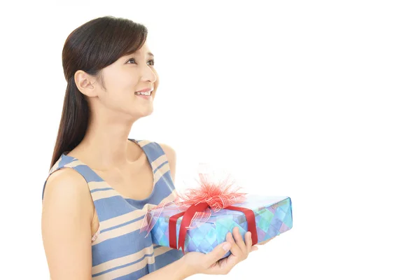 Usmívající se žena s dárkem — Stock fotografie