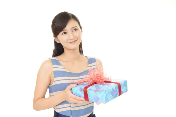 Femme souriante avec un cadeau — Photo
