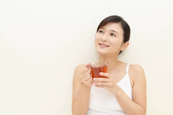 Woman drinking tea — Stock Photo, Image