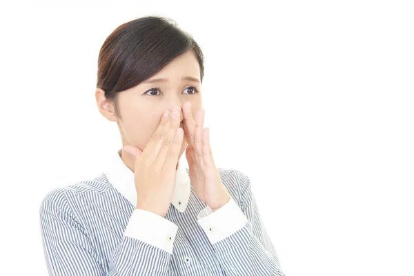 Frau verdeckt ihre Nase — Stockfoto