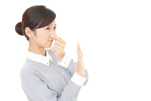 Žena sevře nos — Stock fotografie