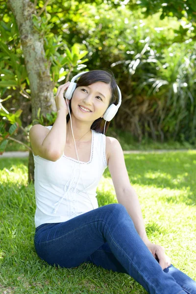 Woman listening to music — Stock Photo, Image