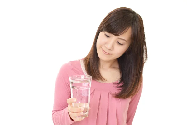 Vrouw die een glas water drinkt — Stockfoto