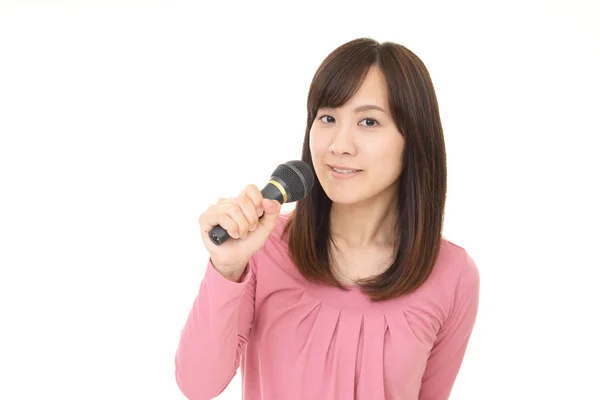 Kvinna sjunga karaoke — Stockfoto