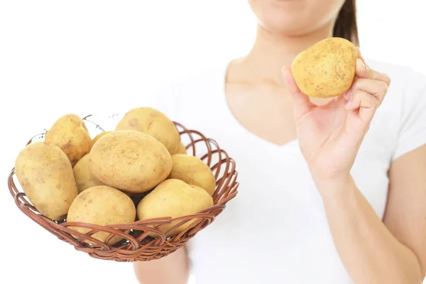 Mulher segurando legumes — Fotografia de Stock