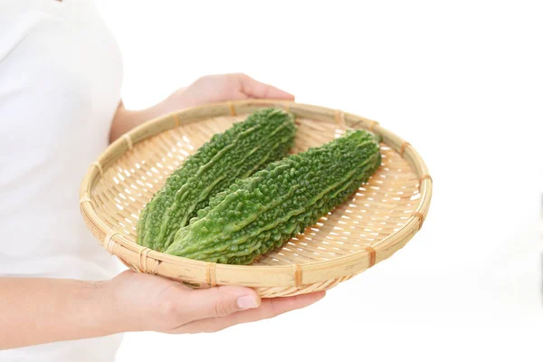 Mujer sosteniendo verduras — Foto de Stock