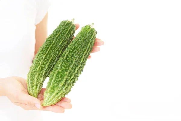 Mujer sosteniendo verduras — Foto de Stock