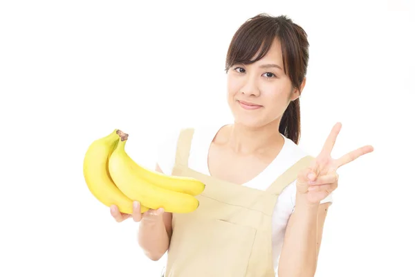 Mulher sorrindo com frutas — Fotografia de Stock