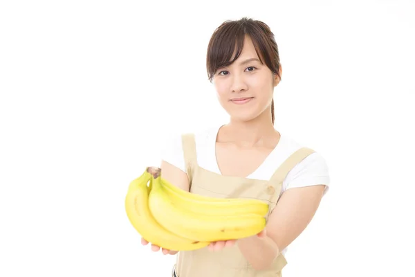 Mujer sonriendo con frutas — Foto de Stock
