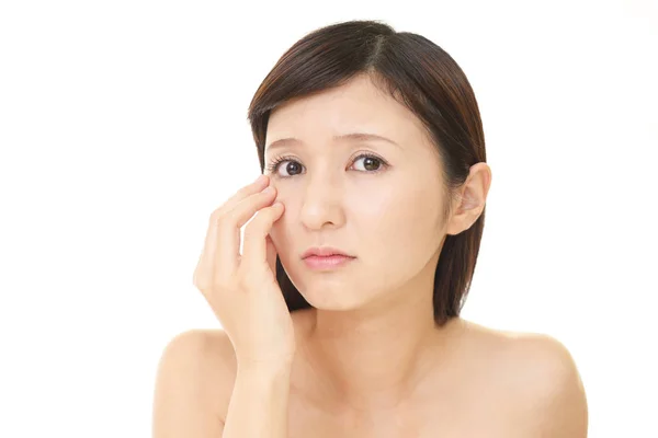 Kadın huzursuz bir göz ile.