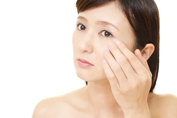 Kadın huzursuz bir göz ile.