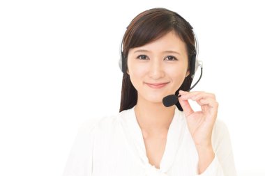 gülümseyen çağrı merkezi operatörü