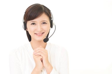 gülümseyen çağrı merkezi operatörü