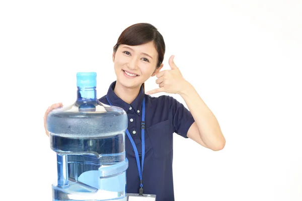 Arbeider med en beholder med vann – stockfoto