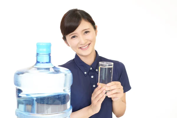 Donna che beve un bicchiere d'acqua — Foto Stock