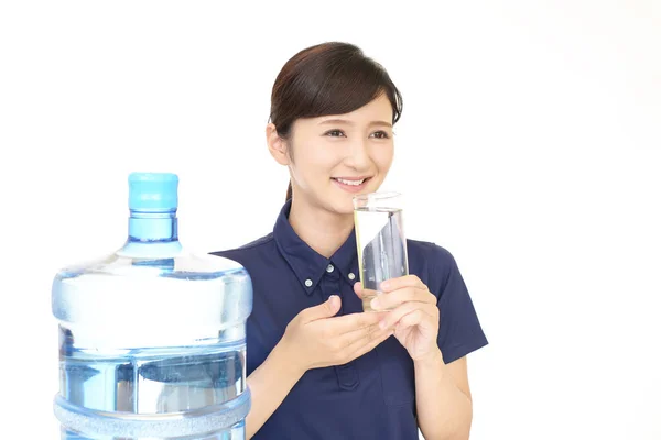 Dame som drikker et glass vann – stockfoto