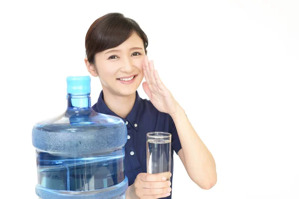 Femme buvant un verre d'eau — Photo