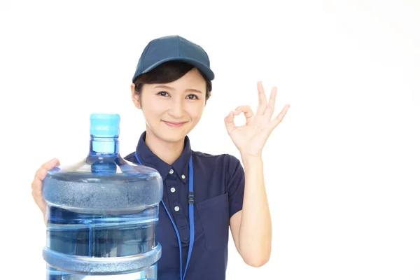 Arbeider med en beholder med vann – stockfoto