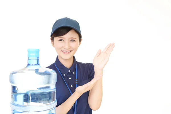 Arbetstagare med en behållare med vatten — Stockfoto