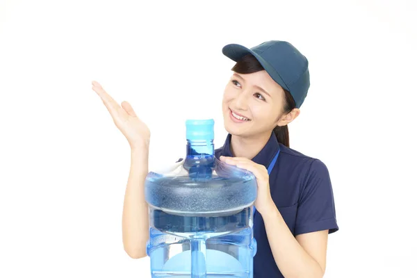 Arbetstagare med en behållare med vatten — Stockfoto