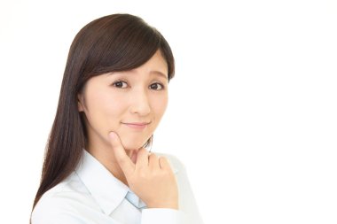 Gülümseyen genç kadın