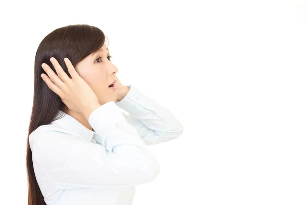 Frau schließt die Ohren. — Stockfoto